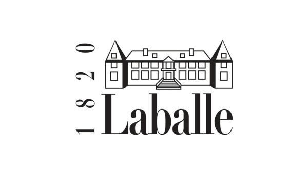 Domaine Laballe, est une propriété unique nichée à la limite des Landes et du Gers, Le vignoble est implanté sur un terroir appelé Sables fauves, sol reconnu en Armagnac pour apporter fraîcheur et minéralité